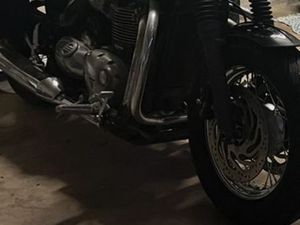 MOTO TRIUMPH SPEEDMASTER