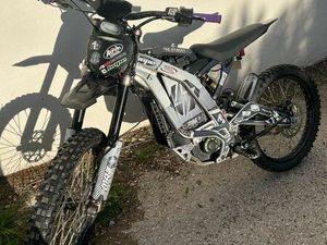 SUR-RON LIGHT BEE HOMOLOGUÉE 2021 – 2 BATTERIES – FREINS PRÉPARÉS – TRÈS PROPRE