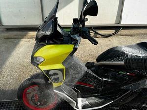 APRILIA SR GT 125 EXCELLENT ÉTAT 2550KMS