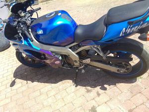 DUAS KAWSAKI NINJA ZX 9R POMBAL