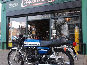 1976 YAMAHA RD250 RARE CLASSIC FIRST OF THE SQUARE SHAPE TANK, REAR DRUM BRAKE.