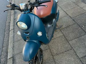 UNU CLASSIC 2 KW ELEKTROROLLER 45 KM/H MIT AKKU & LADEGERÄT