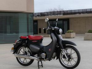 O MODELO SUPER CUB DA HONDA REEDIÇÃO DA MARCA KAMAX SÃO MAMEDE DE INFESTA E SENHORA DA HORA