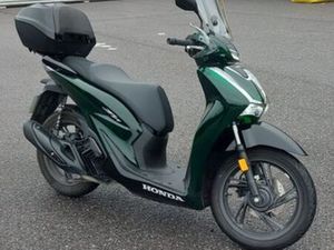 A SAISIR HONDA SH125 VETRO DE 2025 AVEC 7500 KM COMME NEUF