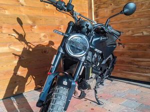 ② HUSQVARNA SVARTPILEN 125 (2023)