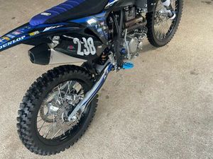 MOTO CROSS ERZ 300 LIQUIDE MODÈLE 2025 11H AU COMPTEUR