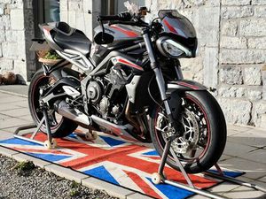 TRIUMPH STREET TRIPLE 765 RS