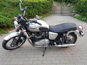 ② TRIUMPH BONNEVILLE T100