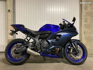 YAMAHA R7