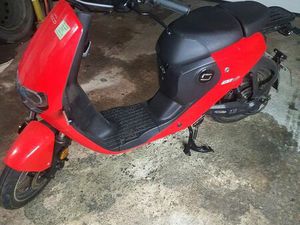 SCOOTER ÉLECTRIQUE CASI NEUF SUPER SOCO