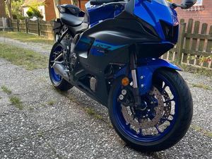 YAMAHA YZF-R7 2024 - 1.800KM - QUICKSHIFTER - TÜV 2027