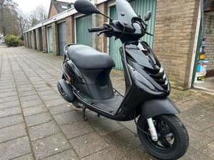 MOOIE ZIP 4-TAKT 50 CC UIT 2023. — SCOOTERS | PIAGGIO — MARKTPLAATS