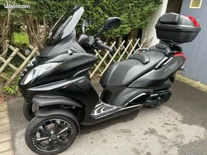 PEUGEOT MÉTROPOLIS 400 BLACK ÉDITION