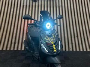 PIAGGIO ZIP | MATT BLACK & YELLOW EDITION | 2024 | 1800KM — SCOOTERS | PIAGGIO — MARKTPLAATS