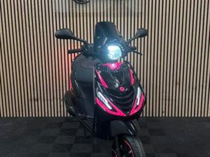 PIAGGIO ZIP | BLACK & PINK EDITION | 2023 | 2400KM — SCOOTERS | PIAGGIO — MARKTPLAATS