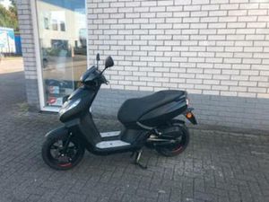 HELE MOOIE:PEUGEOT KISBEE 45KM BLACK EDITION 2021 6000KM — SCOOTERS | PEUGEOT — MARKTPLAATS