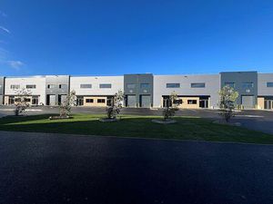 Location local d'activités BUC 2 038 m²