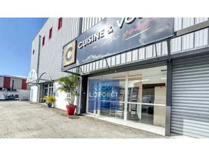 Location locaux professionnels 225 m² à Ducos (97224)  4 200 €