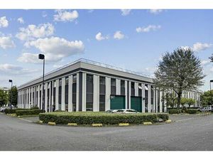 Location local d'activités VERRIERES LE BUISSON 1 969 m²