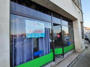 Location commerce 4 pièces 57 m² à Saintes (17100)