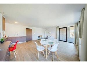 Nouvelle maison de retraite lumineuse avec terrasse spacieus