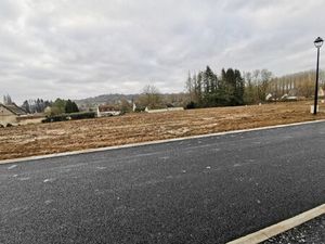 20567 - Terrain viabilisé dans un village prisé