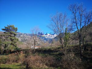 Terrain constructible avec petite construction à rénover