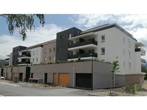 Location commerce 663 m² à Meylan (38240)