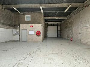 Location local d'activités ST THIBAULT DES VIGNES 379 m²