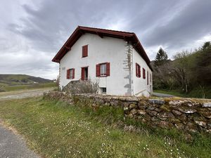 Au village d'Ainhoa  spacieuse maison basque à vendre.