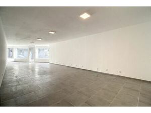Surface commerciale avec 2 appartements (le tout complètemen