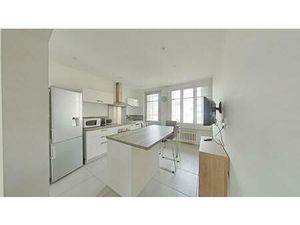 SUPERBE F3 MEUBLE DANS UN SECTEUR CENTRAL ET DYNAMIQUE