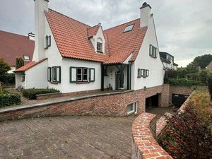 Ruime garagebox te Duinbergen.