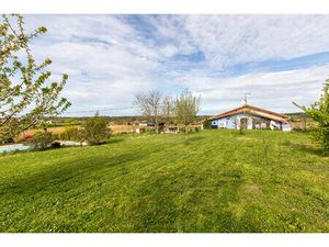 Maison 4 chambres  2600 m² de terrains avec piscine  proche Miramont de Guyenne.