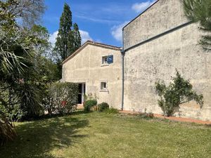 Vente maison 7 pièces 230 m² à Asnières-la-Giraud (17400)  336 000 €