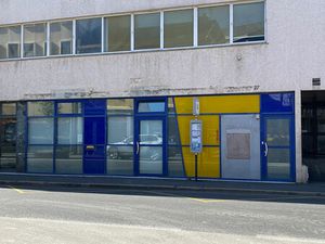 Location local commercial 8 pièces 195m2 Pau 64000 - 2500 € - Surface Privée