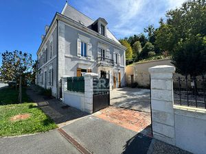 A vendre à Saint Pierre De Chignac très belle Maison de 223 m² avec jardin et dépendances.