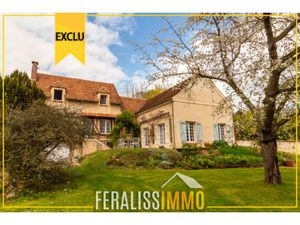 Dans un écrin de verdure  cette chaleureuse maison vous att