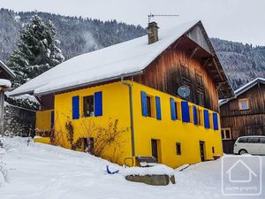 Spacieuse propriété alpine  pleine de caractère et offrant un beau potentiel