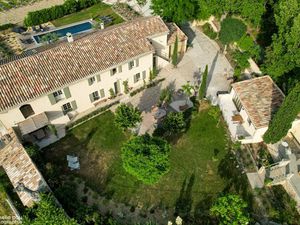 Mas restauré à vendre Cairanne  Vaucluse  Provence  366 m² habitables  dépendances  terrai