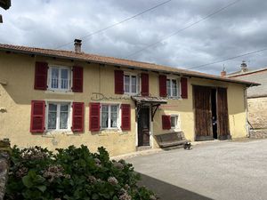 Maison en pierre avec étang et terrain