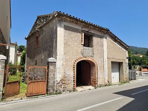 Sumène  immeuble de 2 appartements avec jardin
