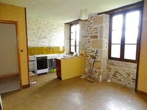 Immeuble comprenant 2 logements et un local commercial loué