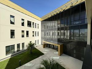 Location bureau 3729 m² à Genas (69740)