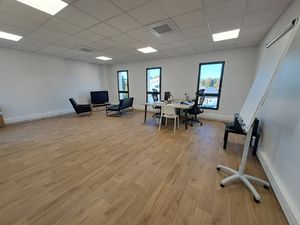 Bureau neuf avec places de stationnements et espaces communs