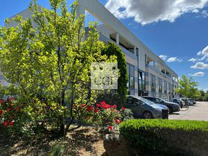 Location bureau 407 m² à Saint-Quentin-Fallavier (38070)