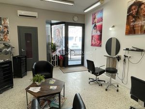 Quissac  beau salon de coiffure en centre ville.