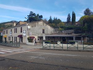 Hautes-Alpes  Murs et fond bar licence IV  restaurant  habit