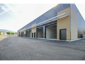 Entrepot_Local 177 22m² à Usage d'entrepôt + 3 Parking