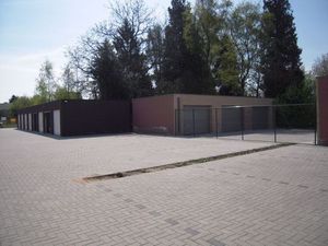 BUITEN AUTOSTAANPLAATSEN